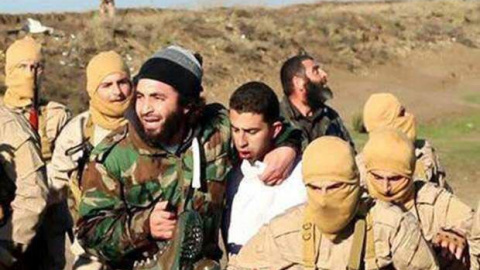 Fotograma de un vídeo cedido por la rama del Estado Islámico (EI) en la ciudad de Al Raqa que muestra a varios miembros del EI junto al presunto piloto capturado, identificado como Muaz Kasabeh. - EFE Fotograma de un vídeo cedido por la rama del Estado Islámico (EI) en la ciudad de Al Raqa que muestra a varios miembros del EI junto al presunto piloto capturado, identificado como Muaz Kasabeh. - EFE
