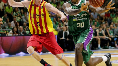 El ala-pívot estadounidense de Unicaja Caleb Green (d) pasa el balón ante su compatriota Justin Doellman, del FC Barcelona. /EFE El ala-pívot estadounidense de Unicaja Caleb Green (d) pasa el balón ante su compatriota Justin Doellman, del FC Barcelona. /EFE