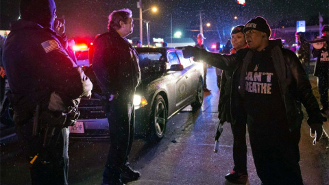 Manifestantes en Berkeley se encaran a la Policía. - REUTERS Manifestantes en Berkeley se encaran a la Policía. - REUTERS