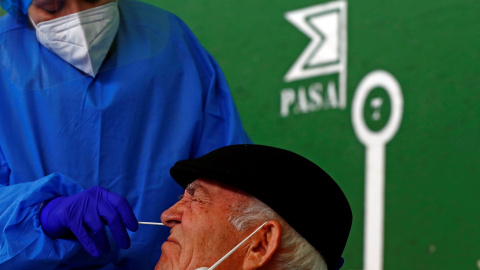 Una sanitaria realiza a un hombre una prueba PCR en Pedrezuela Una sanitaria realiza a un hombre una prueba PCR en Pedrezuela