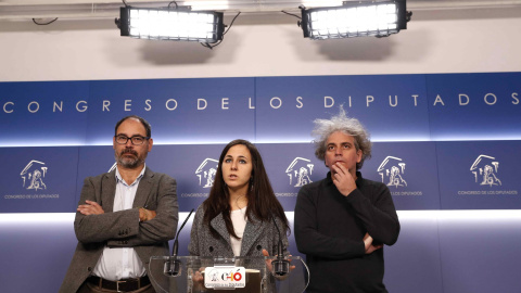La diputada de Unidos Podemos, Ione Belarra, junto a sus compañeros de formación, Alberto Montero y Marcelo Expósito, ofrece declaraciones a los medios en relación a los incidentes ocurridos en la cárcel de Archidona durante las últimas sem La diputada de Unidos Podemos, Ione Belarra, junto a sus compañeros de formación, Alberto Montero y Marcelo Expósito, ofrece declaraciones a los medios en relación a los incidentes ocurridos en la cárcel de Archidona durante las últimas sem