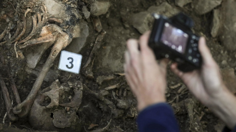 La Sociedad de Ciencias Aranzadi ha localizado los cadáveres de nueve personas asesinadas en noviembre de 1937 por las tropas franquistas en una fosa común localizada en el puerto de Pajares, en Lena, en las proximidades de otro enterramien