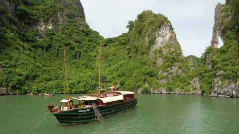 Un barco turístico en la bahía de Ha Long / WIKIMEDIA Un barco turístico en la bahía de Ha Long / WIKIMEDIA