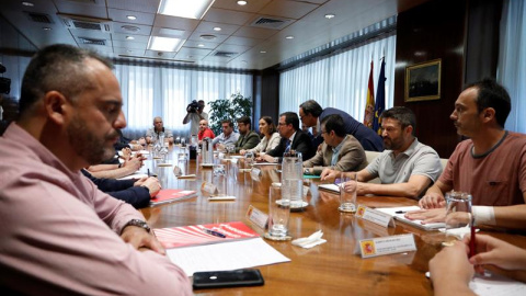 Los representantes de Alcoa de las plantas de Asturias y Galicia con los compradores Parter Capital / EFE Los representantes de Alcoa de las plantas de Asturias y Galicia con los compradores Parter Capital / EFE