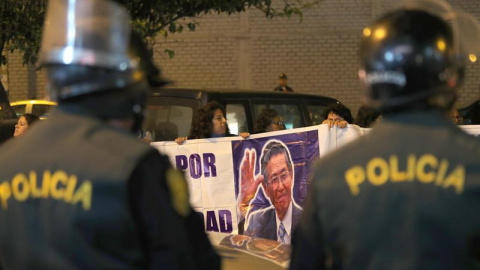 La Policía peruana vigila en las inmediaciones de la clínica donde fue internado el expresidente peruano Alberto Fujimori. - EFE La Policía peruana vigila en las inmediaciones de la clínica donde fue internado el expresidente peruano Alberto Fujimori. - EFE