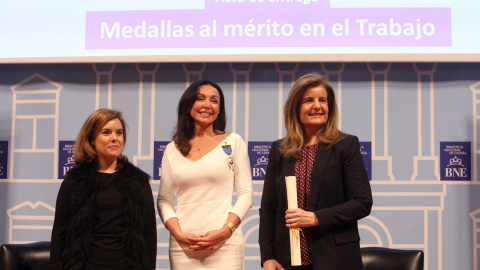 Esther Koplowitz, con la vicepresidenta Soraya Sáenz de Santamaría, y la ministra de Empleo, el pasado noviembre, en el acto de entrega de las medallas al Mérito en el Trabajo. Esther Koplowitz, con la vicepresidenta Soraya Sáenz de Santamaría, y la ministra de Empleo, el pasado noviembre, en el acto de entrega de las medallas al Mérito en el Trabajo.