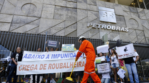 Un grupo de manifestantes frente a la sede de Petrobras en Rio de Janeiro, protestando contra los casos de corrupción en la compañía. REUTERS/Sergio Moraes Un grupo de manifestantes frente a la sede de Petrobras en Rio de Janeiro, protestando contra los casos de corrupción en la compañía. REUTERS/Sergio Moraes