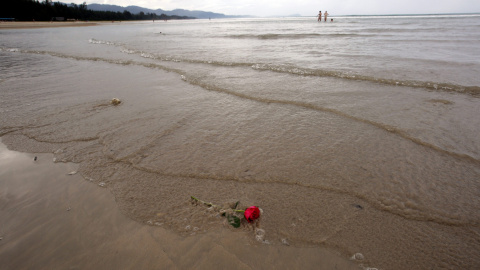 Una rosa que fue lanzada al mar en memoria de las víctimas tsunami durante un homenaje en la playa de Khao Lak (Tailandia). EFE/Barbara Walton