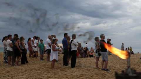 Varias personas participan en una vigilia celebrada con motivo del décimo aniversario del tsunami, en Khao Lak, sur de Tailandia,. EFE/Barbara Walton