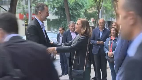 El rey sorprende acompañando a la reina a la final del concurso de monólogos científicos El rey sorprende acompañando a la reina a la final del concurso de monólogos científicos