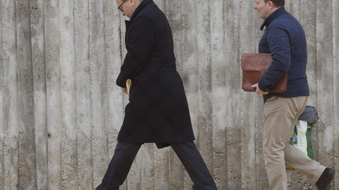 José Ramón Sierra (i), abogado de José Enrique Abuín "El Chicle", presunto asesino de Diana Quer, llega al centro penitenciario de A Lama en Pontevedra para trasladarle al recluso su intención de no seguir representándolo. EFE / Salvador Sa José Ramón Sierra (i), abogado de José Enrique Abuín "El Chicle", presunto asesino de Diana Quer, llega al centro penitenciario de A Lama en Pontevedra para trasladarle al recluso su intención de no seguir representándolo. EFE / Salvador Sa