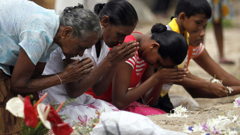 Familiares de las víctimas del tsunami rezan junto al cementerio de Pereliya, en Sri Lanka. REUTERS/Dinuka Liyanawatte