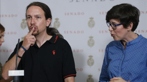 La senadora Pilar Lima González, con el líder de Podemos, Pablo Iglesias. / EFE La senadora Pilar Lima González, con el líder de Podemos, Pablo Iglesias. / EFE