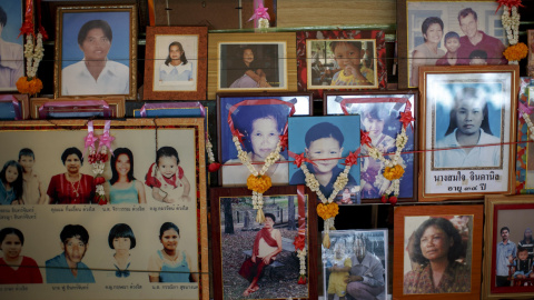 Diversas fotos de las vícitmas del tsunami de 2004 en Ban Nam Khem, Tailandia. REUTERS/Athit Perawongmetha
