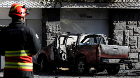 Los restos calcinados de uno de los coches bomba en Quito, Ecuador. Los restos calcinados de uno de los coches bomba en Quito, Ecuador.