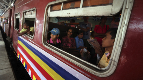 Familiares de las víctimas fallecidas en un tren durante el tsunami en 2004 viajan en el mismo tren reparado hacia Peraliya en  Sri Lanka. EFE/M.A.Pushpa Kumara