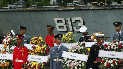 Varios soldados participan en una vigilia celebrada con motivo del décimo aniversario del tsunami, en Khao Lak, sur de Tailandia,. EFE/Narong Sangnak