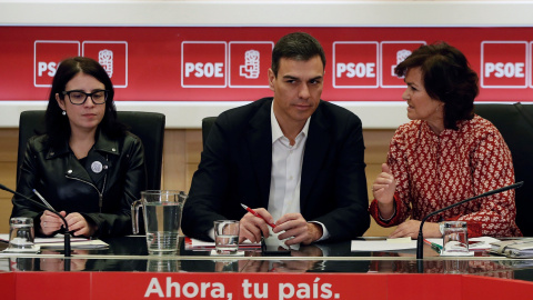 El secretario general del PSOE, Pedro Sánchez, junto a la secretaria de Área de Igualdad, Carmen Calvo, y la vicesecretaria general, Adriana Lastra, durante la reunión de la Permanente de la Ejecutiva Federal del PSOE celebrada en Ferraz. E El secretario general del PSOE, Pedro Sánchez, junto a la secretaria de Área de Igualdad, Carmen Calvo, y la vicesecretaria general, Adriana Lastra, durante la reunión de la Permanente de la Ejecutiva Federal del PSOE celebrada en Ferraz. E