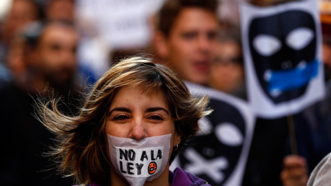 Una mujer, durante una protesta contra la 'ley mordaza' del Gobierno el pasado día 20 en Madrid. /SERGIO PÉREZ (REUTERS)