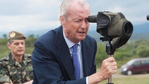 El ministro de Defensa en funciones, Pedro Morenés, durante la visita que ha realizado a la base militar General Álvarez de Castro de la localidad gerundense de Sant Climent Sescebes. EFE El ministro de Defensa en funciones, Pedro Morenés, durante la visita que ha realizado a la base militar General Álvarez de Castro de la localidad gerundense de Sant Climent Sescebes. EFE