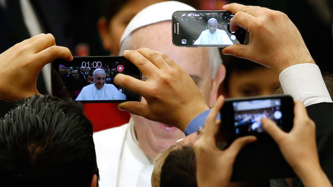 El Papa Francisco es fotografiado durante una audiencia especial para empleados del Vaticano y sus familias. /ALESSANDRO BIANCHI (REUTERS)