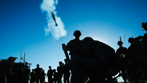 Un proyectil de mortero sale disparado durante un ejercicio de prácticas del ejército de EEUU cerca de la base de Gamberi en la provincia de Laghman en Afganistán. /LUCAS JACKSON (REUTERS)