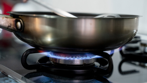 Una persona cocina sobre un fuego de cocina de gas butano, a 28 de octubre de 2021, en Madrid. Una persona cocina sobre un fuego de cocina de gas butano, a 28 de octubre de 2021, en Madrid.