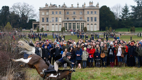 Una mujer y su caballo caen durante una exhibición por el Día de San Esteban en Prestwold Hall, cerca de Loughborough. /DARREN GRAPAS (REUTERS)