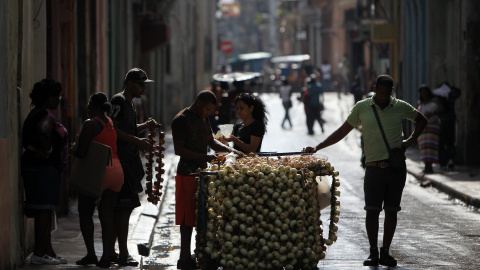 Dos hombres venden cebollas en una carretilla en una calle de La Habana (Cuba). EFE/Alejandro Ernesto