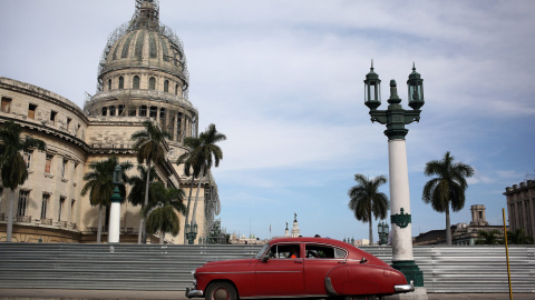 Un antiguo automóvil fabricado en Estados Unidos permanece estasionado junto al Capitolio Nacional en La Habana (Cuba). EFE/Alejandro Ernesto