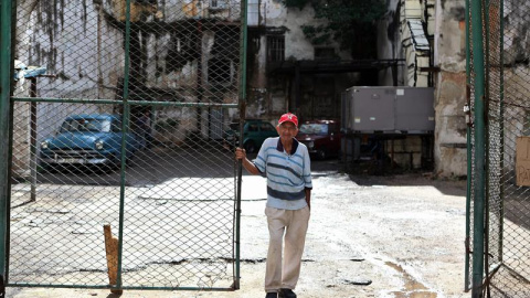 Un hombre custodia la entrada de un estacionamiento en La Habana (Cuba). EFE/Alejandro Ernesto