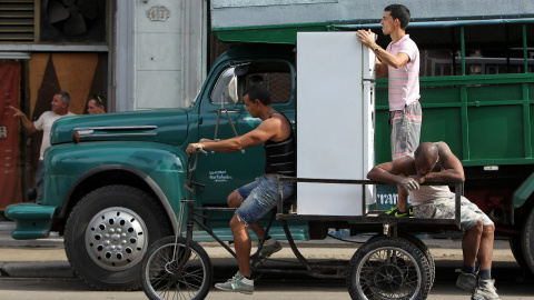Tres hombres trasladan un refrigerador en La Habana (Cuba) EFE/Alejandro Ernesto
