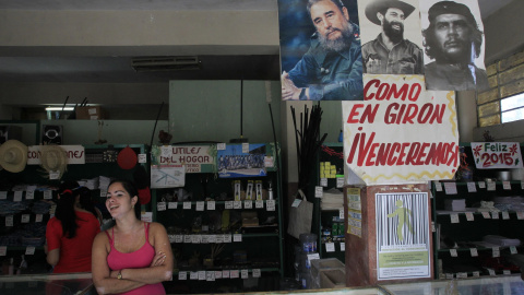 Una mujer, tras el mostrador de su comercio en La Habana (Cuba). REUTERS/Stringer