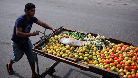 Un carretillero vende frutas y vegetales en una calle de La Habana (Cuba). EFE/Alejandro Ernesto
