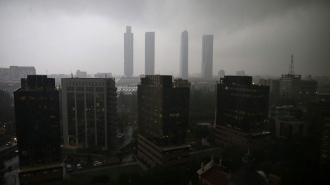 Vista de Madrid bajo la tormenta que azotó la capital. ÁNGEL DÍAZ (EFE) Vista de Madrid bajo la tormenta que azotó la capital. ÁNGEL DÍAZ (EFE)