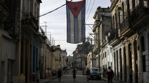 Una bandera cubana colgada en una calle de La Habana. REUTERS/Enrique De La Osa