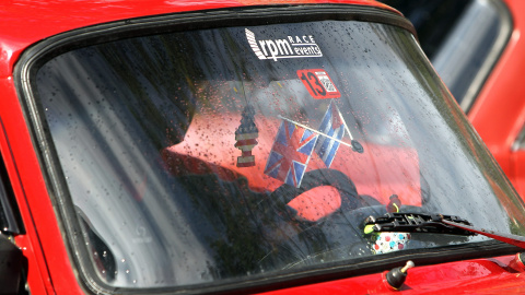 Un auto con las banderas de EE.UU., Inglaterra y Cuba circula por una calle de La Habana (Cuba). EFE/Alejandro Ernesto