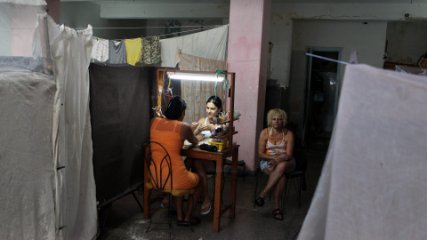 Una mujer se hace la manicura en un improvisado salón en La Habana (Cuba). EFE/Alejandro Ernesto