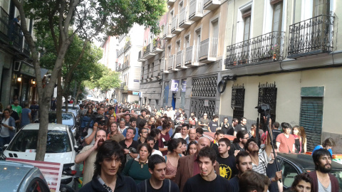 Manifestantes andando por las calles de Malasaña / A.I