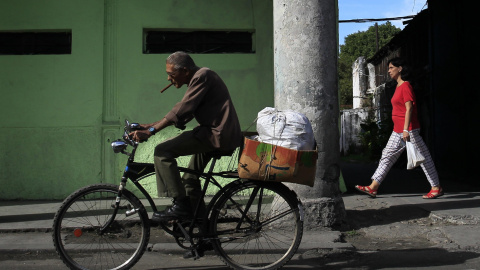 Un hombre con su bicicleta en La Habana (Cuba). REUTERS/Stringer