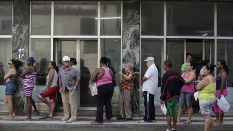 Un grupo de personas hace cola en una farmacia en La Habana (Cuba) . REUTERS/Enrique De La Osa
