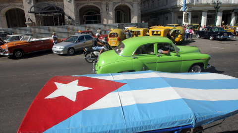 Varios autos estacionados en una calle de La Habana. EFE/Ernesto Mastrascusa