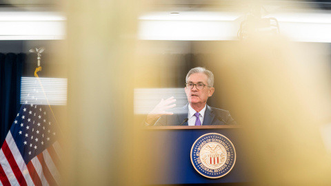 El presidente de la Reserva Federal, Jerome Powell, durante la rueda de prensa posterior a la reunión del banco central estadounidense en la que se acordó una rebaja de los tipos de interés, la primera desde 2008.. EFE/EPA/JIM LO SCALZO El presidente de la Reserva Federal, Jerome Powell, durante la rueda de prensa posterior a la reunión del banco central estadounidense en la que se acordó una rebaja de los tipos de interés, la primera desde 2008.. EFE/EPA/JIM LO SCALZO