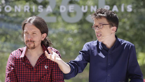 El líder de Podemos, Pablo Iglesias (i), junto al número dos del partido y director de campaña, Íñigo Errejón (d), durante la presentación de las líneas maestras y calendario de la próxima campaña electoral, en el Real Jardín Botánico Alfon El líder de Podemos, Pablo Iglesias (i), junto al número dos del partido y director de campaña, Íñigo Errejón (d), durante la presentación de las líneas maestras y calendario de la próxima campaña electoral, en el Real Jardín Botánico Alfon