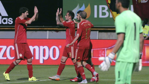 El delantero de la selección española de fútbol Paco Alcácer (2-i) es felicitado por sus compañeros. /EFE El delantero de la selección española de fútbol Paco Alcácer (2-i) es felicitado por sus compañeros. /EFE