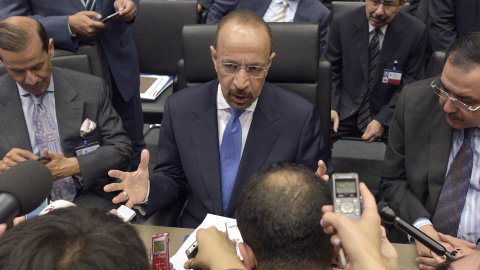 El ministro saudí de Energía, Khalid A. Al Falih (c), asiste a la 169 conferencia ministerial de la Organización de Países Exportadores de Petróleo (OPEP), en Viena. EFE/HANS PUNZ