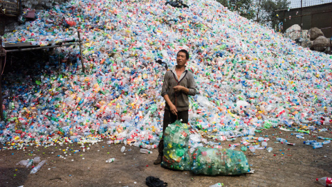 Un trabajador recoge botellas de plástico en una de las plantas de reciclaje de China. FRED DUFOUR / AFP Un trabajador recoge botellas de plástico en una de las plantas de reciclaje de China. FRED DUFOUR / AFP