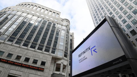 El logo de la empresa de datos de información financiera, en una pantalla en Canary Warf, el distrito de negocios de Londres. REUTERS/Toby Melville El logo de la empresa de datos de información financiera, en una pantalla en Canary Warf, el distrito de negocios de Londres. REUTERS/Toby Melville
