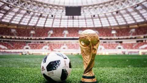 Balón de Rusia 2018 con la copa del mundo. EFE Balón de Rusia 2018 con la copa del mundo. EFE