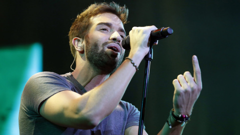 El cantante Pablo Alborán, durante el concierto ofrecido esta noche en la plaza de toros de Las Ventas, en Madrid./ EFE/Alberto Martín El cantante Pablo Alborán, durante el concierto ofrecido esta noche en la plaza de toros de Las Ventas, en Madrid./ EFE/Alberto Martín